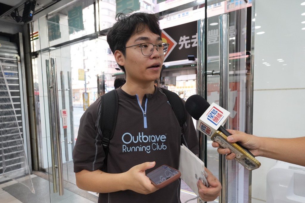 在理大讀PHD的博士生鄧同學排了半個多小時,其白色512Gb僅賺了3700元。 在理大讀PHD的博士生鄧同學排了半個多小時,其白色512Gb僅賺了3700元。