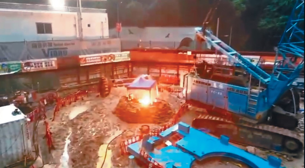 警方指「拆彈」過程時的燃燒炸藥威力非常具破壞性，印證不能轉移，要現場燒毀。