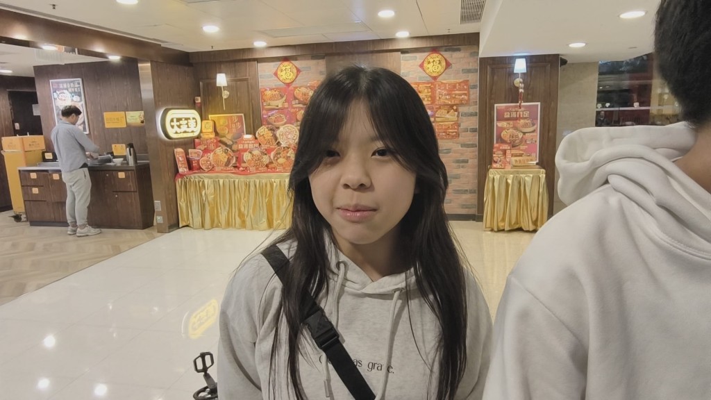 同行姓龔少女則表示,見到刀手神情有異,拿着利刀揮動,「我唔知點做即刻推單車跑。」黃文威攝 同行姓龔少女則表示,見到刀手神情有異,拿着利刀揮動,「我唔知點做即刻推單車跑。」黃文威攝