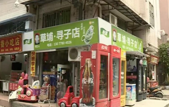 閆智勇夫婦在草埔一帶開設「尋子店」，希望守候兒子回來。