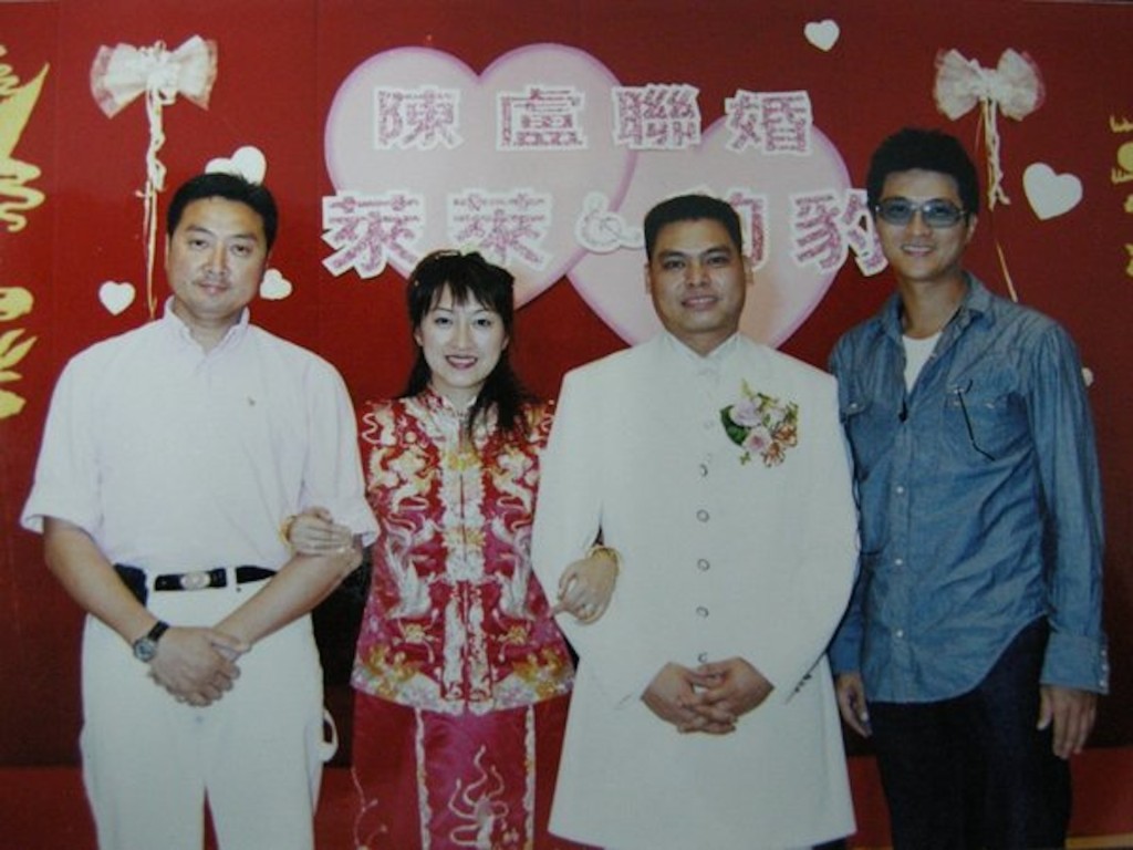 2001年与陈展鹏注册结婚。