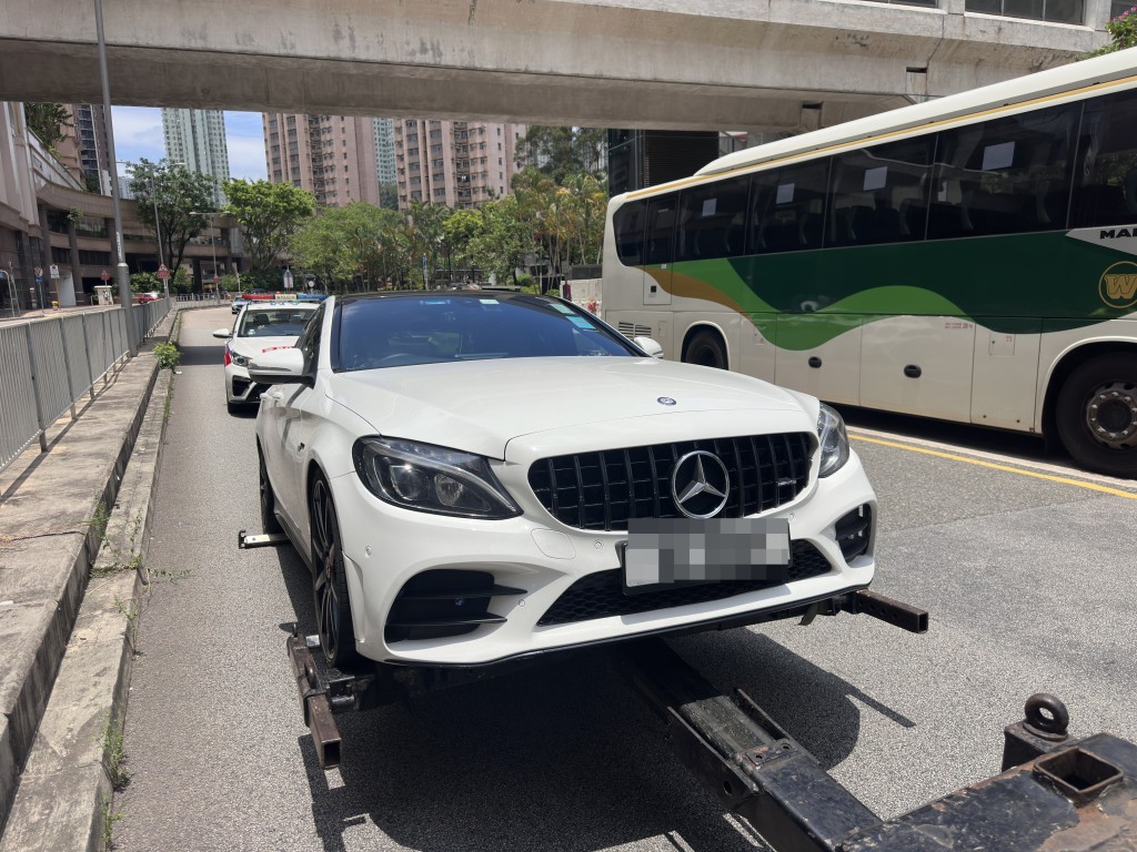 警方拖走涉案私家車。梁國峰攝 警方拖走涉案私家車。梁國峰攝