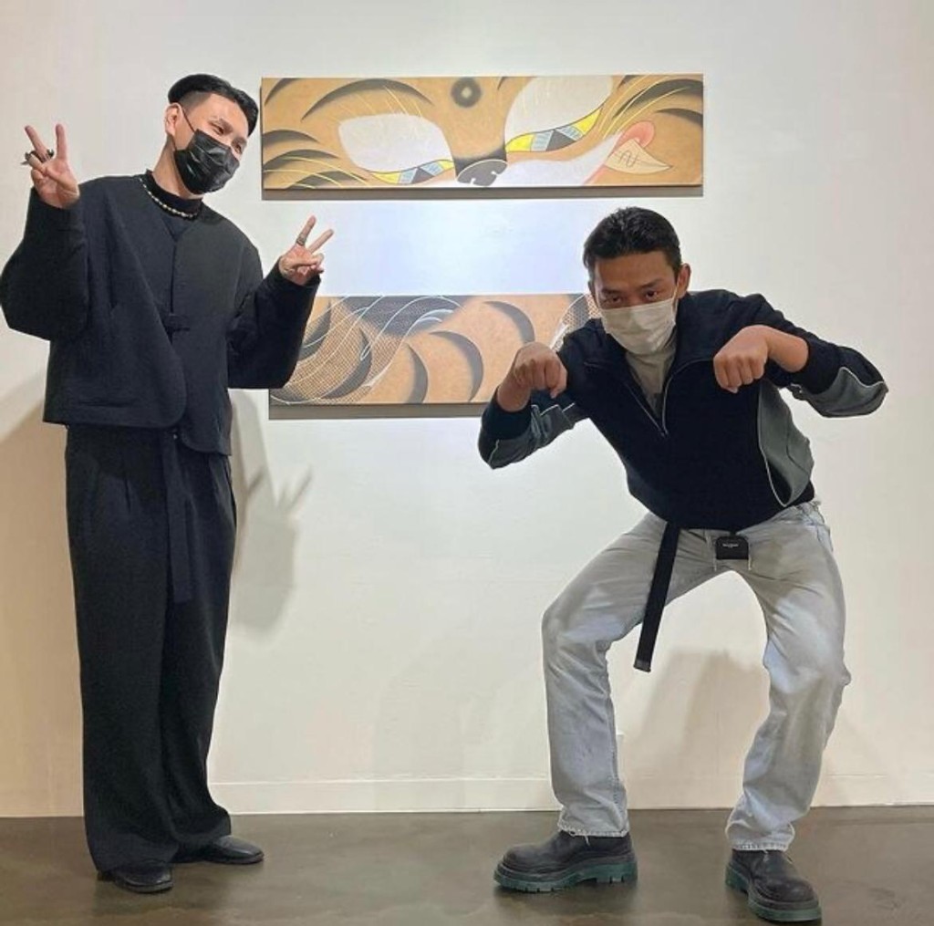 劉亞仁(右)於社交網分享睇畫展的照片。