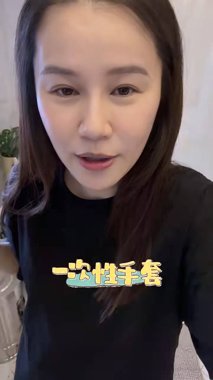 談及產後調養期,黃翠如更透露獨特護理方式,例如為了坐月期間不碰冷水,她從刷牙清潔、用餐進食到如廁衛生都會全程配戴手套,防護措施做到足。 談及產後調養期,黃翠如更透露獨特護理方式,例如為了坐月期間不碰冷水,她從刷牙清潔、用餐進食到如廁衛生都會全程配戴手套,防護措施做到足。
