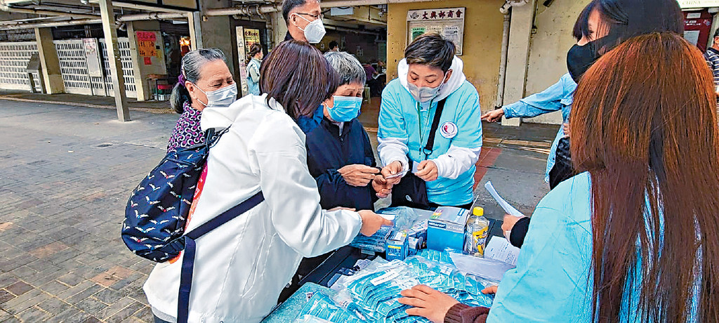 ■活動團體上月尾起在屯門擺街站，替有需要人士即場登記。