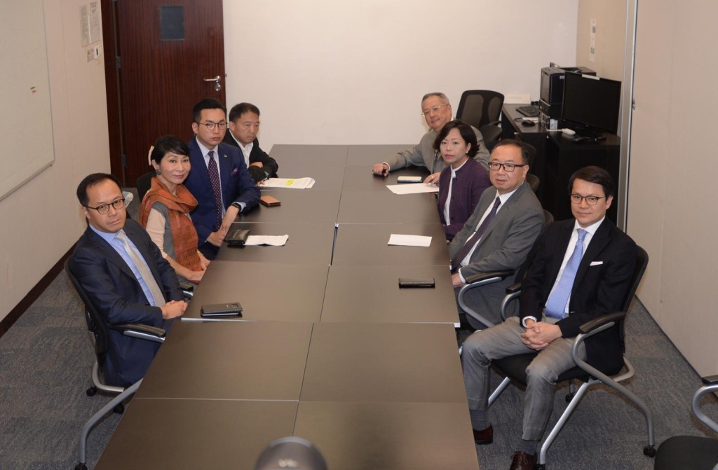 立法會民主派與建制派議員早上舉行協商會議。