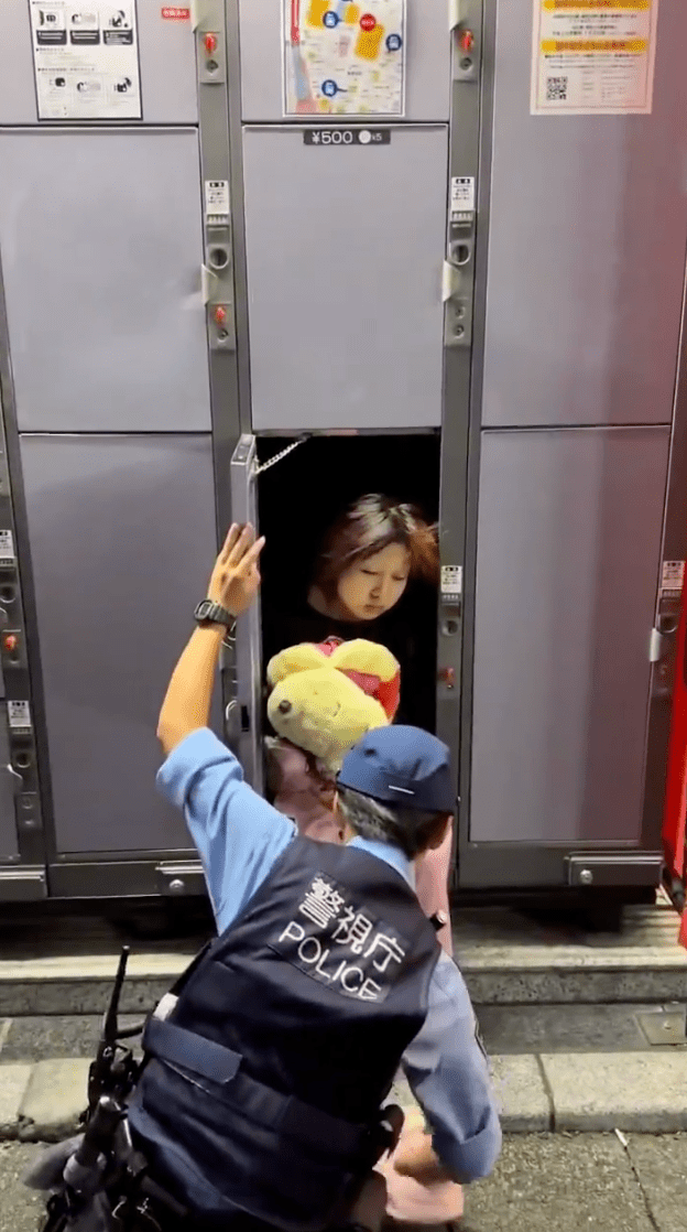 多名警員到場後輕聲喚醒女子,並貼心地替她整理鞋子,協助其穿好後離開現場。X@alex001050 多名警員到場後輕聲喚醒女子,並貼心地替她整理鞋子,協助其穿好後離開現場。X@alex001050