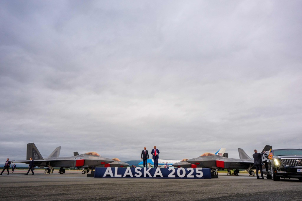 兩架美軍F-22隱形戰鬥機停泊在空軍基地。法新社 兩架美軍F-22隱形戰鬥機停泊在空軍基地。法新社