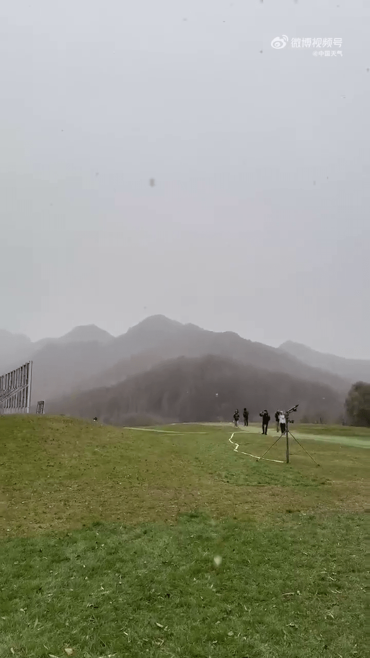 北京山區氣溫低,延慶、玉渡山等地出現降雪。 人民日報@微博 北京山區氣溫低,延慶、玉渡山等地出現降雪。 人民日報@微博