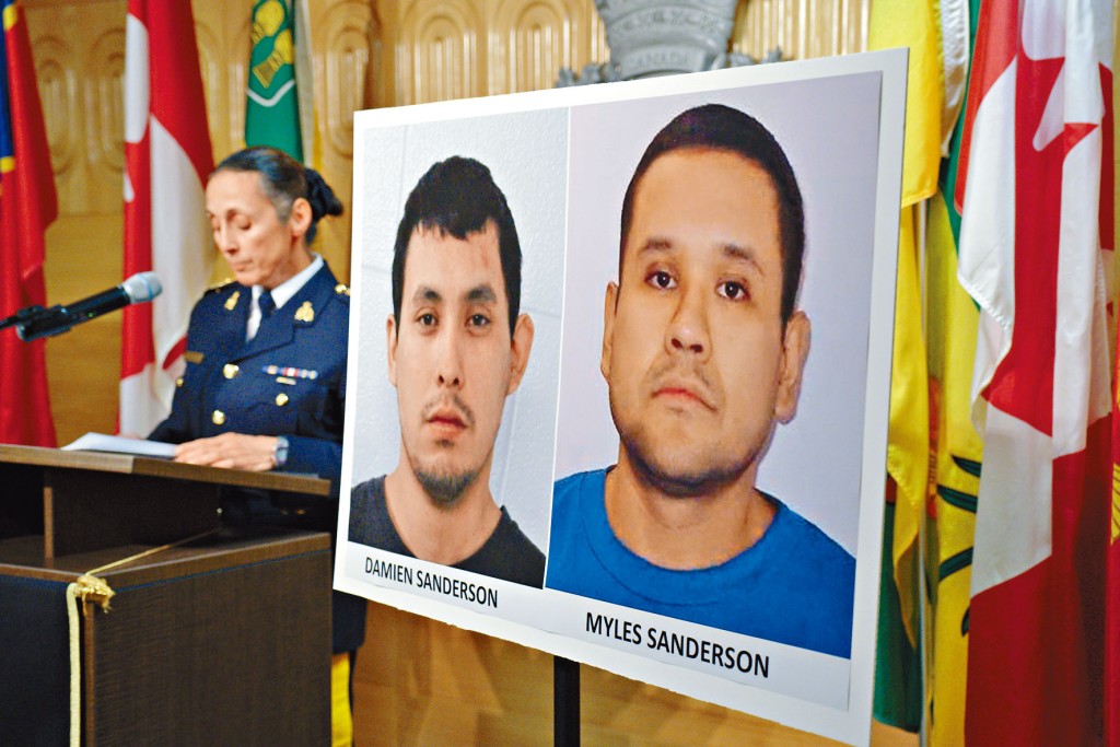 加拿大皇家骑警周日在记者会展示在逃的两名疑凶照片。