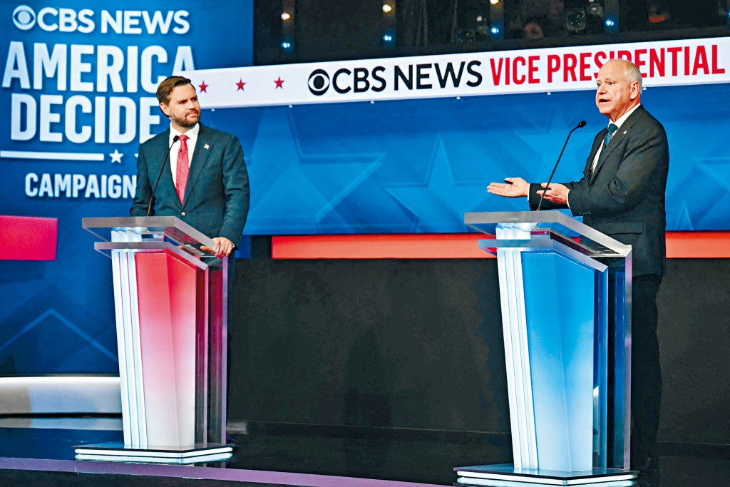 賀錦麗的競選搭檔沃爾茲(右)和特朗普的副手萬斯，周一晚在紐約市舉行電視辯論。