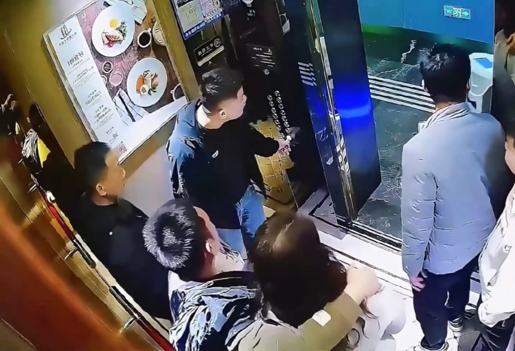 闭路电视拍下男子踢倒机械人的画面。 闭路电视拍下男子踢倒机械人的画面。