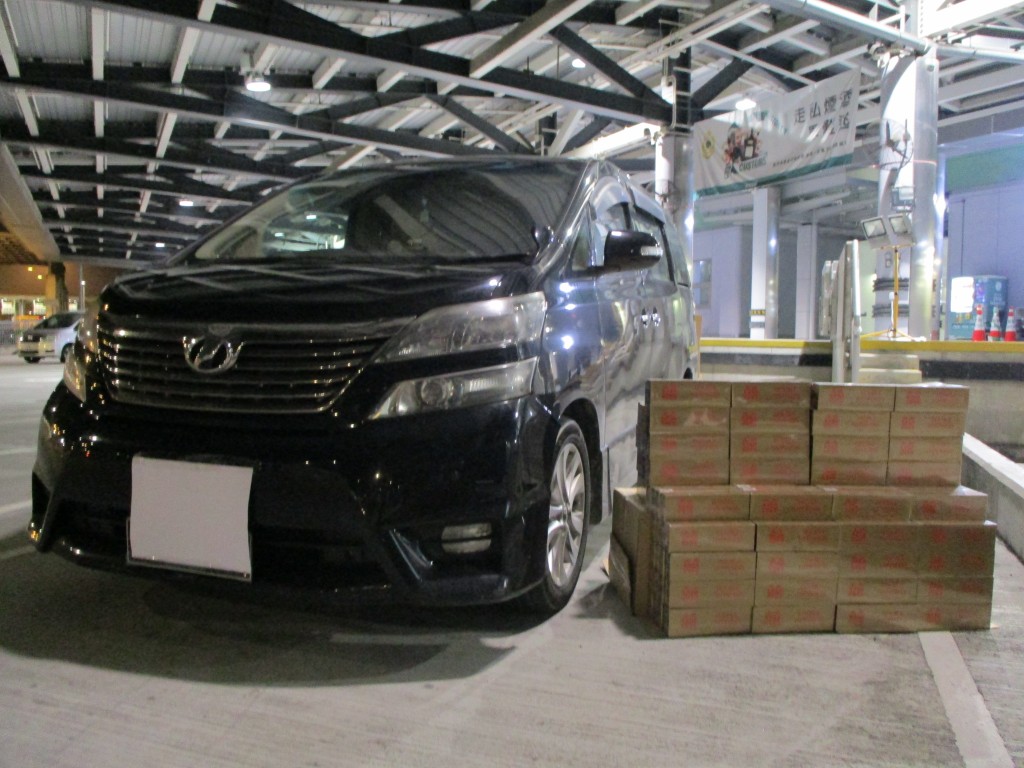 案中检获的未完税香烟估计市值共约21万元。海关图片 案中检获的未完税香烟估计市值共约21万元。海关图片