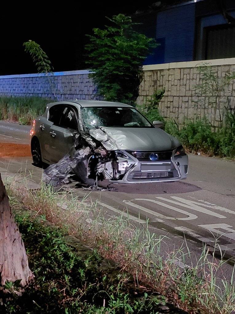 凌志私家車車頭損毀。大埔 Tai Po Meriyl Keilys 圖片