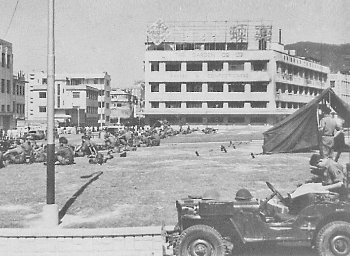 嘉頓廠房在1956年的「雙十暴動」遭到縱火及破壞,期間港英政府曾派員在嘉頓廠房外佈防。(網上圖片) 嘉頓廠房在1956年的「雙十暴動」遭到縱火及破壞,期間港英政府曾派員在嘉頓廠房外佈防。(網上圖片)