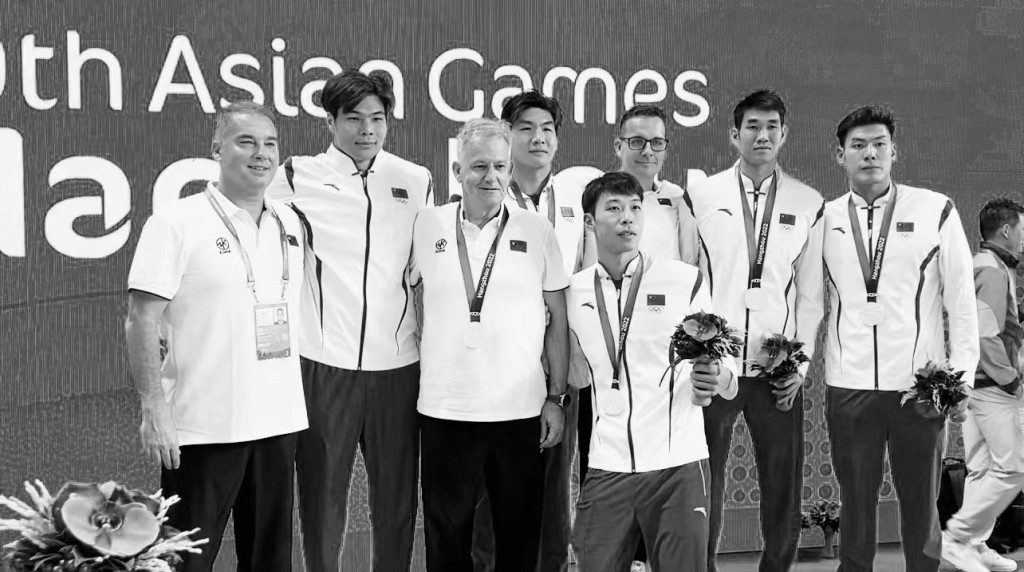 波罗比奇带领中国男子水球队，时隔13年后再夺亚运银牌。微博