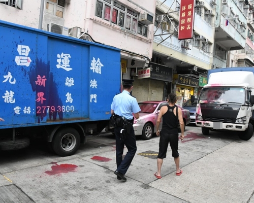 深水涉五車遭淋紅油。