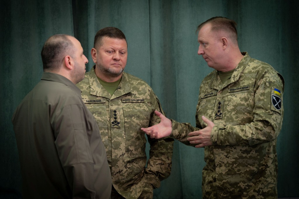 烏克蘭國防部長烏梅羅夫、武裝部隊總司令扎盧茲尼和總參謀長沙普塔拉開會。 路透社