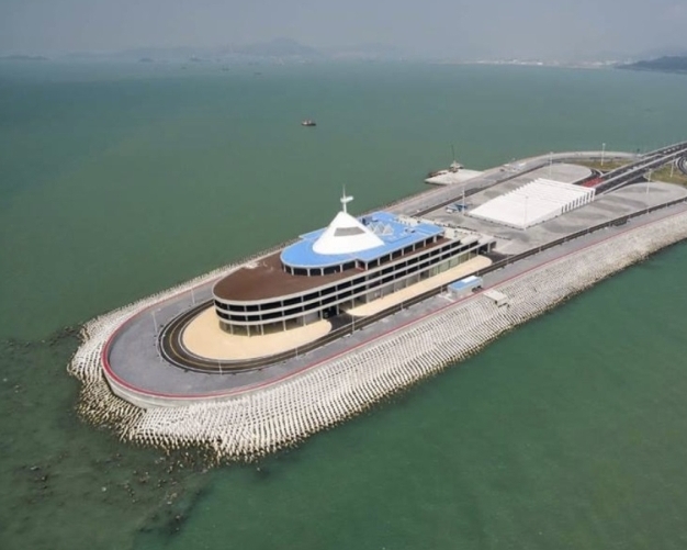 人工島與隧道結合位置,原設計「消波塊」就放在水下。港珠澳大橋管理局圖片