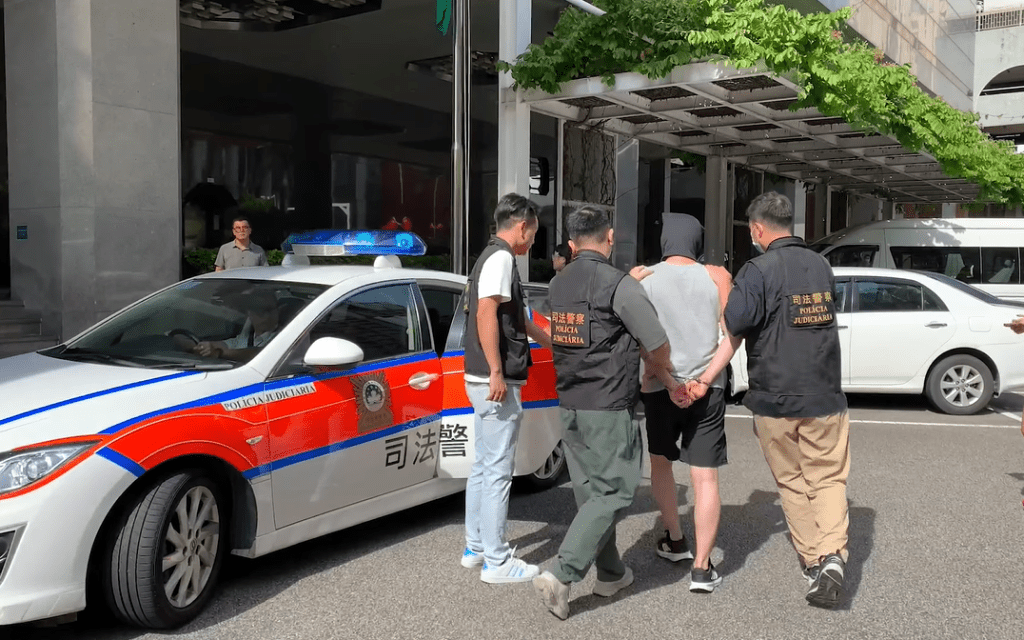 行動中，澳門司警拘捕3人，包括兩名馬來西亞男子及一名香港男子。司警教室FB片段截圖