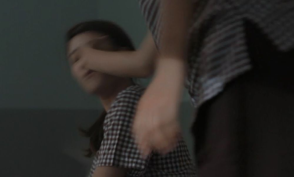 監房中的大姐一言不合就動手掌摑嘉敏。