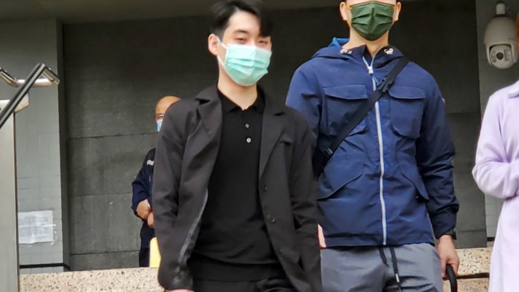 被告何偉康(左)。