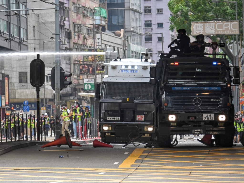 水炮車兩度射水。