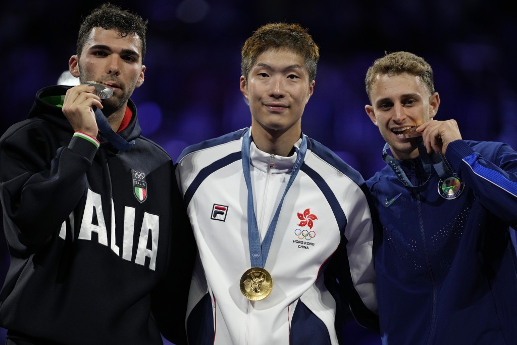 香港男子花劍選手張家朗日前於巴黎奧運個人賽成功衛冕金牌。 AP