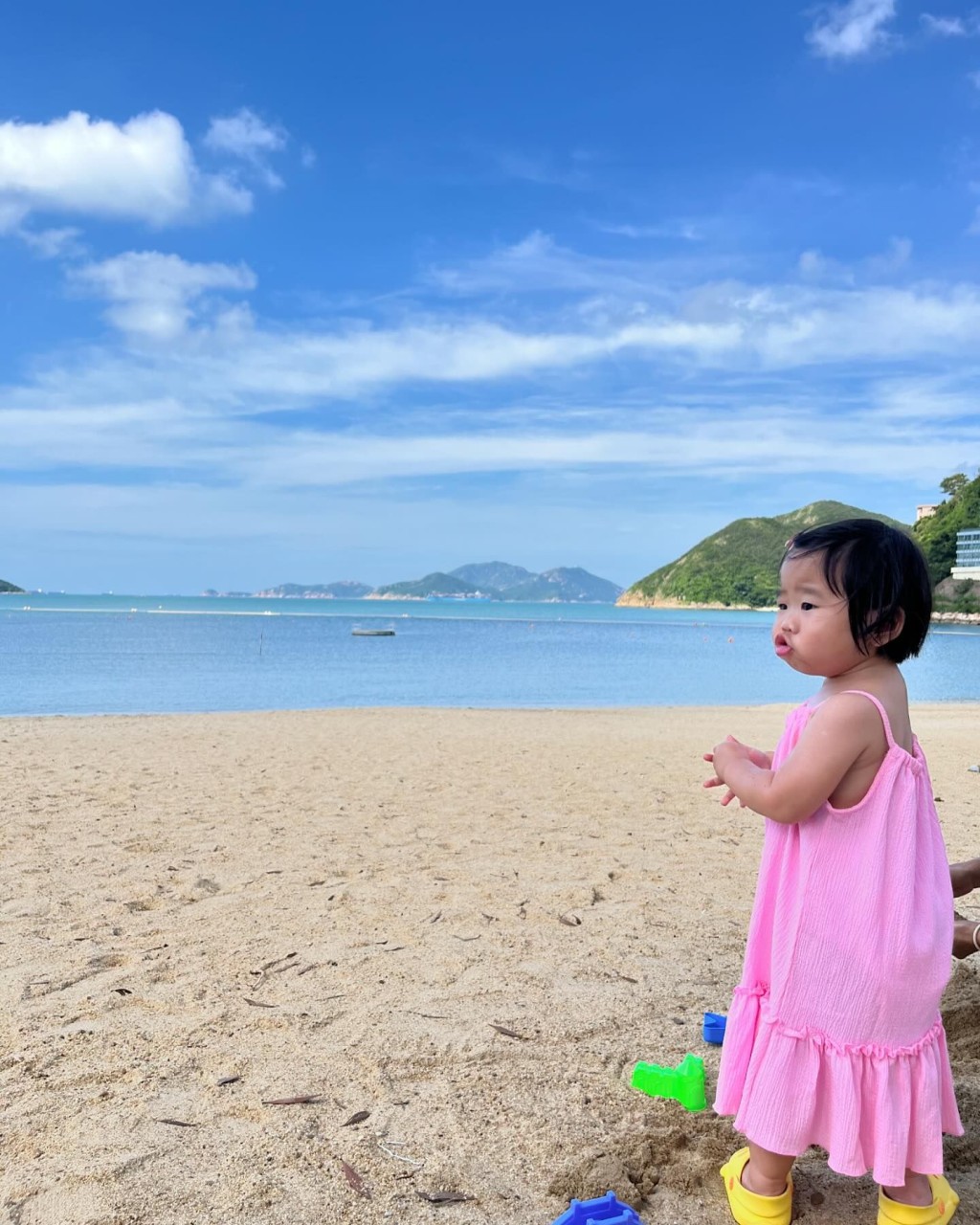 丘雅雯的女儿样子亦十分可爱。