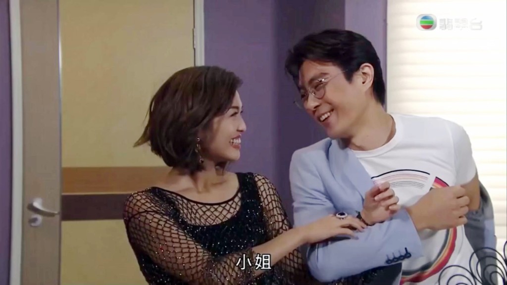 现年36岁的邱芷微拍过不少TVB剧集，近年凭《爱．回家之开心速递》中“贾名媛”一角成功入屋。
