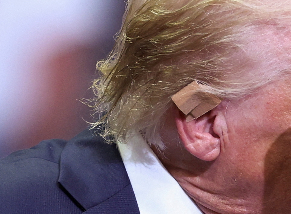 特朗普遇刺后首次出席造势活动时，右耳贴上肉色胶布。路透社