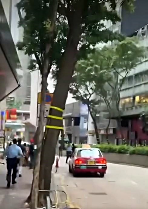 警員追截涉案女子。fb:香港交通及突發事故報料區 警員追截涉案女子。fb:香港交通及突發事故報料區