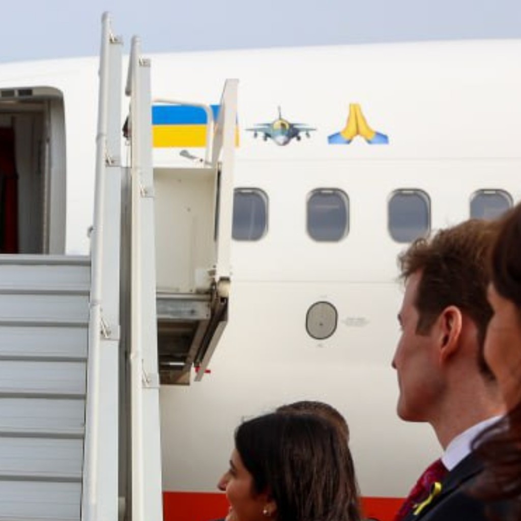飛機機身上印有「烏克蘭國旗」、「戰鬥機」、「雙手合十」3個emoji（表情符號）。twitter