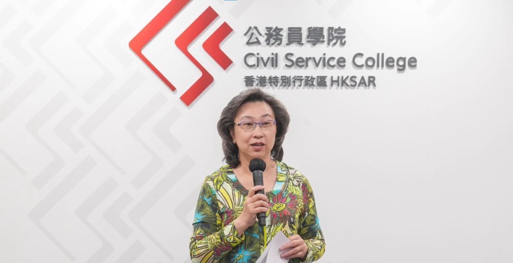 她指18万公务员作为建设香港的稳定力量，不畏困难，与市民风雨同行。（杨何蓓茵FB影片截图）