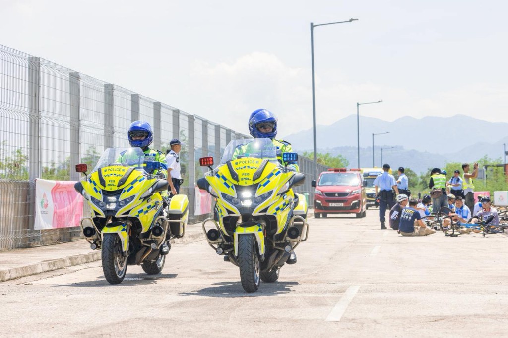 另一場景模擬觀眾因突發事件闖入賽道，與運動員相撞導致大量人士受傷。