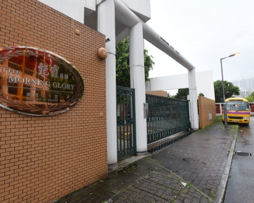 火炭樂霞坊艷霞花園一名外傭用漂白水為女嬰沖涼，涉嫌虐兒被捕。梁國峰攝
