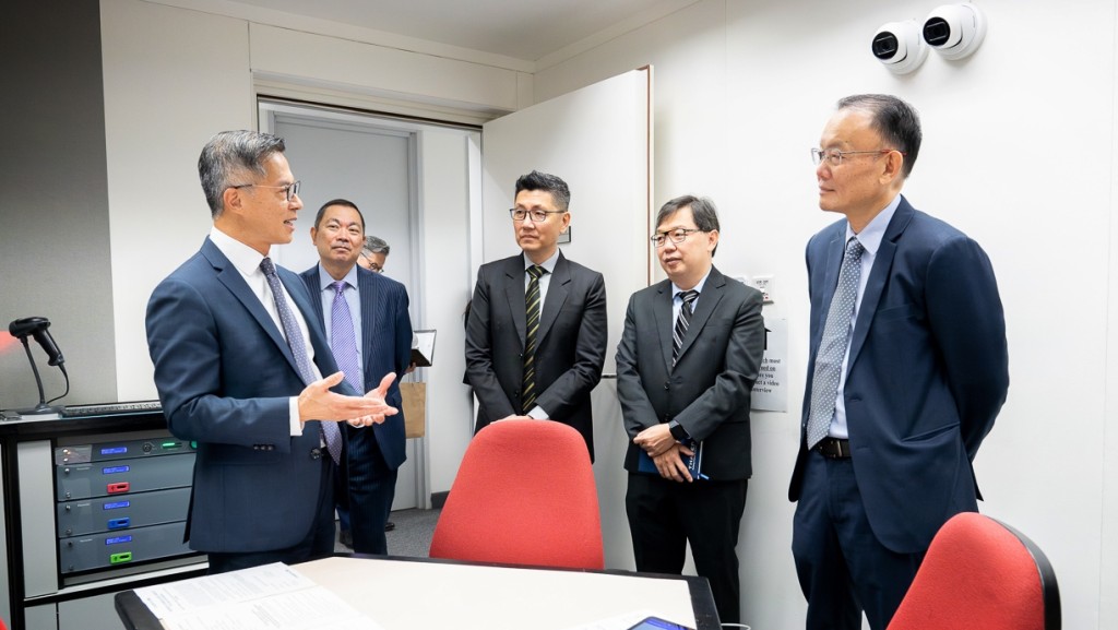 新加坡警察部隊代表團訪廉署，參觀廉署第三代錄影會面室。廉署FB