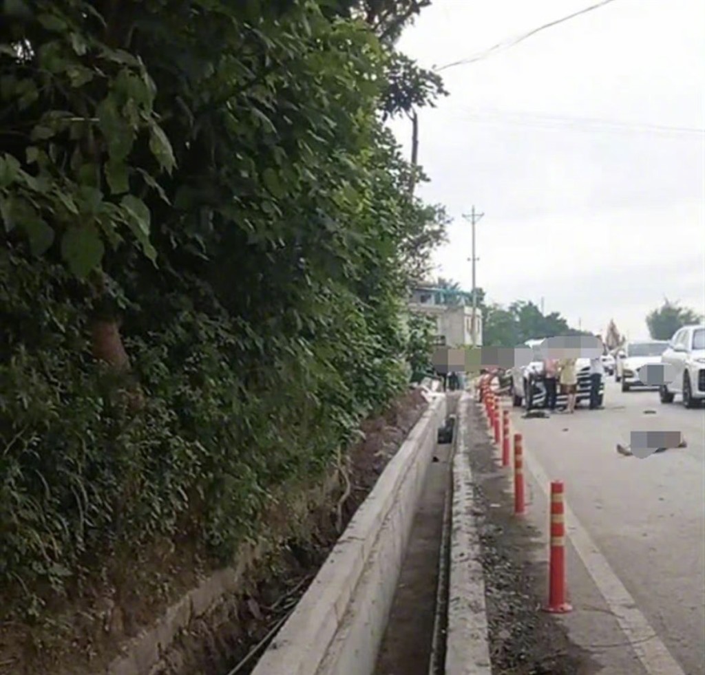 四川广安21日早上有私家车司机疑「恰眼瞓」，撞死路边5名路人。