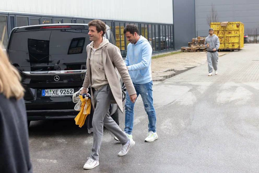 汤马士梅拿是最早到场的拜仁球员。拜仁慕尼黑Twitter