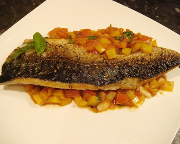 鹽烤鯖魚佐彩椒。網圖