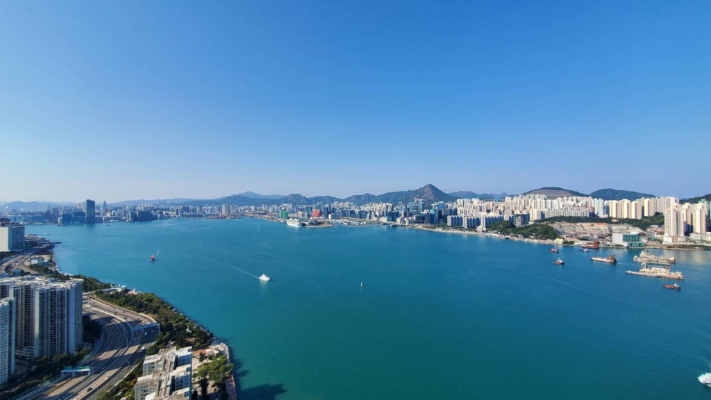 景观方面，单位外望开扬海景，远眺对面市景及连绵山景。