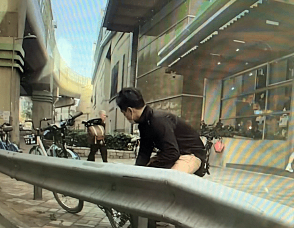 口罩賊左右掃視一番。網圖