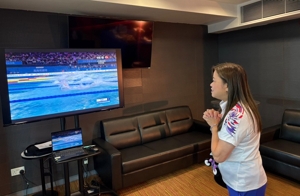 羅淑佩在電視機前支持何詩蓓。羅淑佩fb 羅淑佩在電視機前支持何詩蓓。羅淑佩fb