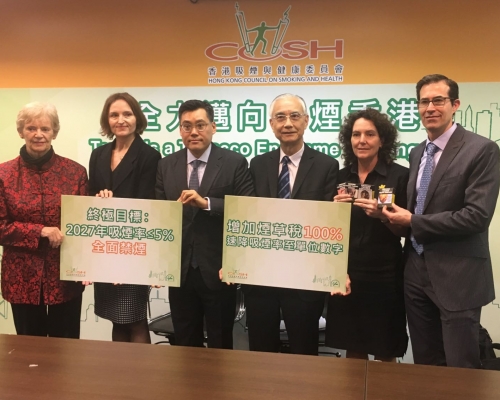 委員會主席鄺祖盛（左三）。