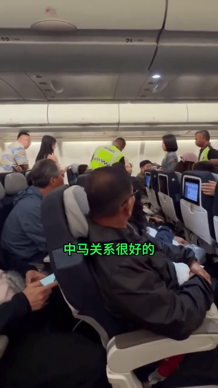 一名中国籍男子疑非礼空姐，在座位上不愿离开。