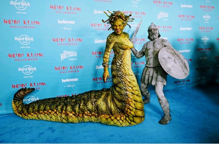 Heidi Klum今年扮演希臘神話中的蛇髮女妖美杜莎,其丈夫Tom Kaulitz則扮演斬殺美杜莎的英雄珀耳修斯。 Heidi Klum今年扮演希臘神話中的蛇髮女妖美杜莎,其丈夫Tom Kaulitz則扮演斬殺美杜莎的英雄珀耳修斯。