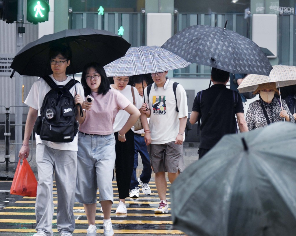 天文台一日內發出兩次黑色暴雨警告信號，是自1998年3月有紀錄以來首次。