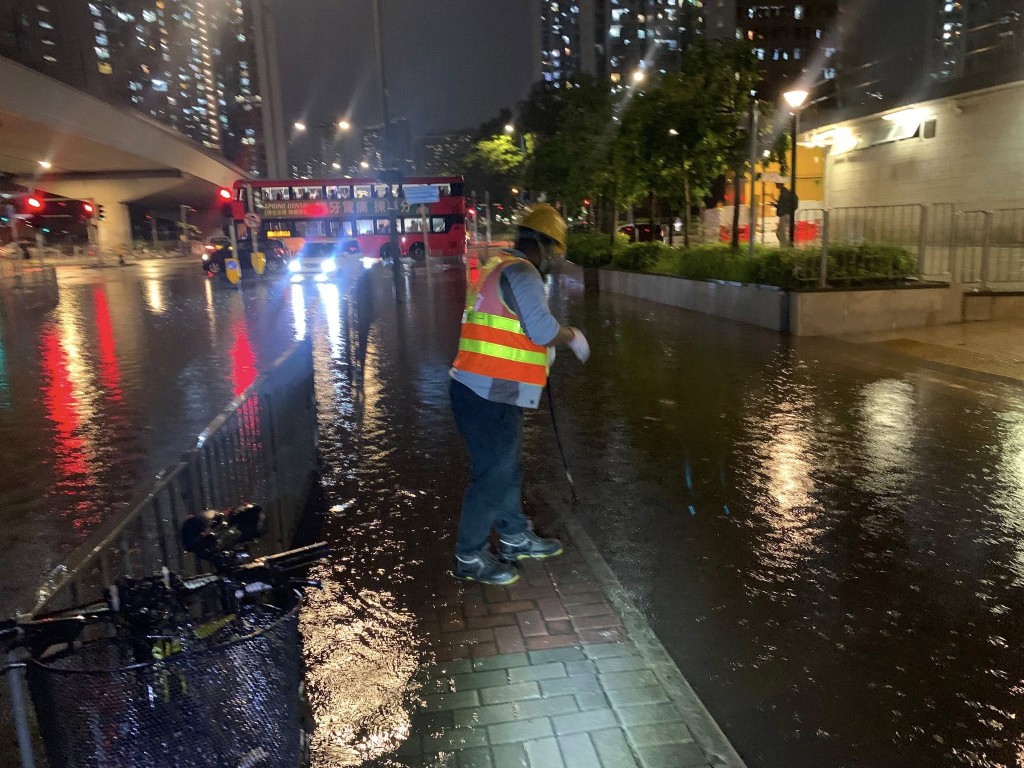 渠務署緊急應變隊伍於天水圍聚星路處理水浸。下水水fb 渠務署緊急應變隊伍於天水圍聚星路處理水浸。下水水fb