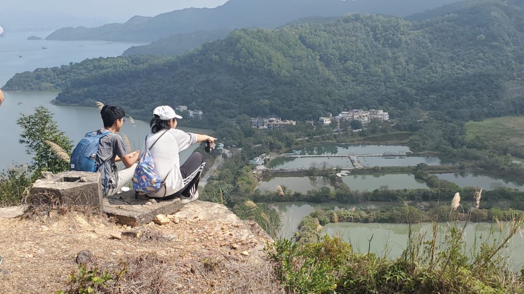 登上山頂可俯覽南涌鹿頸的山水。(圖片來源:《親子王》) 登上山頂可俯覽南涌鹿頸的山水。(圖片來源:《親子王》)
