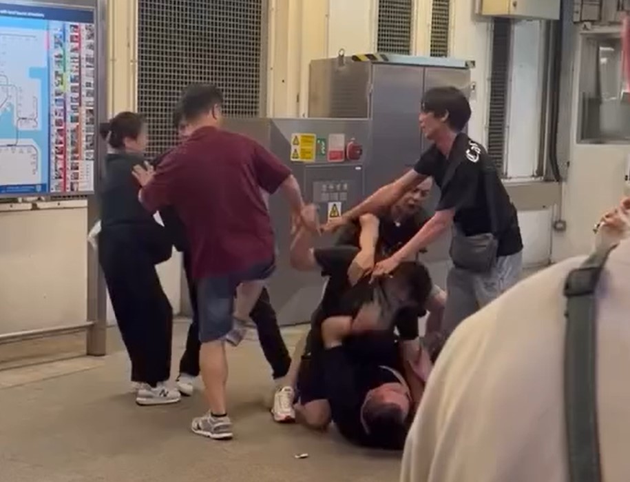 紅衣男子多次揮拳及起腳，追着黑衣斜孭袋男來打，。